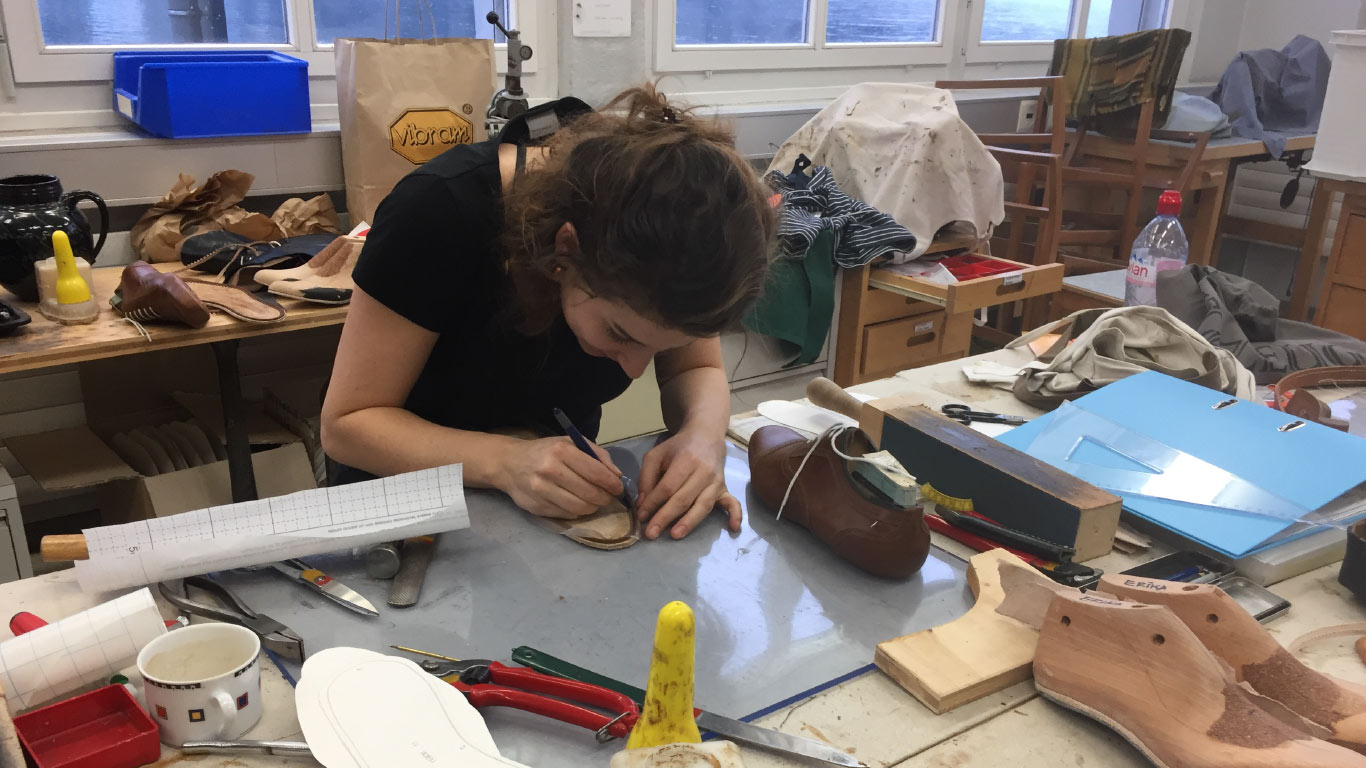 Erlerne das Schuhmacherhandwerk